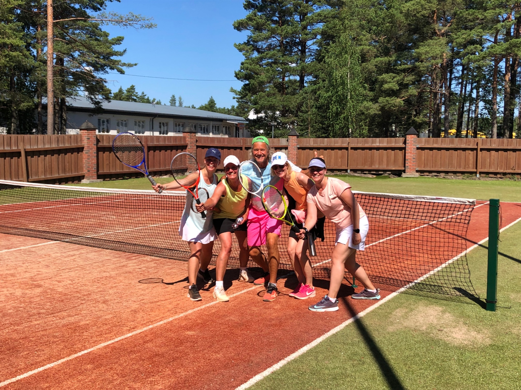 Iloisia tennispelaajia Viking Motellin kentällä Hangossa